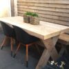 houten tafel voor buiten met kruispoot en bankje